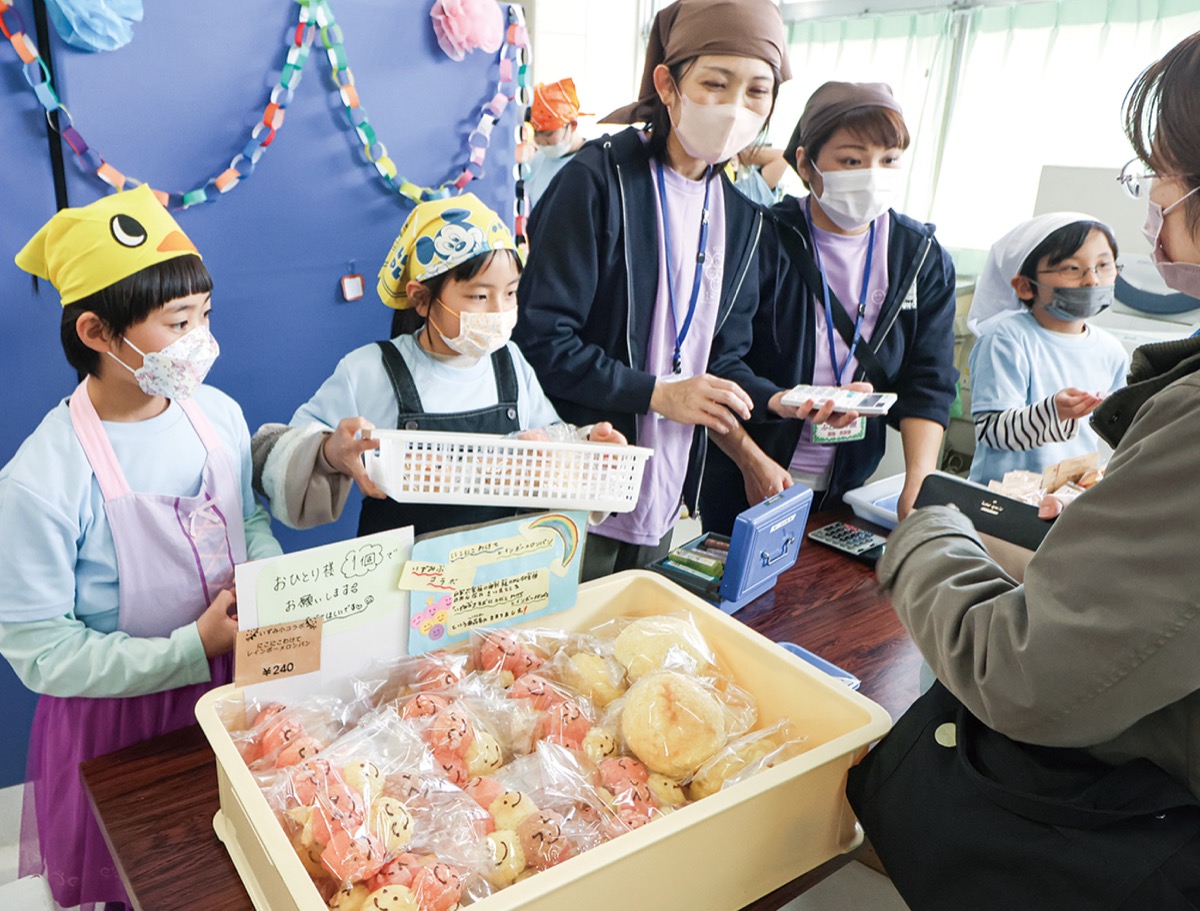 校内でパン販売を体験