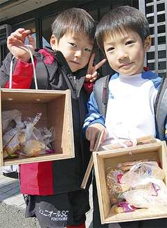 商店からもらった菓子を見せる柄澤君（左）と大川内君