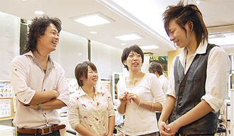 左から、多彩な趣味を持つ緒方店長、笑顔が光る野村さん、美容に詳しい大久保さん、期待のルーキー・倉嶌さん