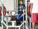 同選手権で85kgの重りを挙げる高橋さん（本人提供）