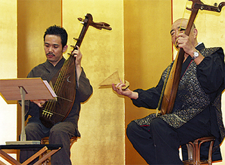 琵琶を奏でる樋泉さん（右）