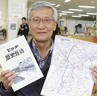 冊子「とつか歴史探訪」を手にする中川代表