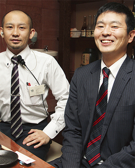 主催者の松岡さん（右）と参加店「櫓」の三留店長