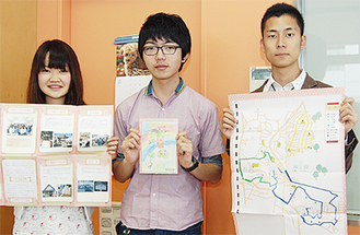 防災マップを手に発案者の明学大生・宮本さん（中央）と協力した花里さん（右）、小澤さん（左）