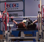 世界大会で95kgの重りを上げる高橋さん（所属ジム提供）