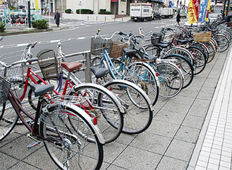 戸塚モディ前に停められた自転車（11月28日撮影）