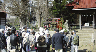 羽黒神社を見学する参加者ら