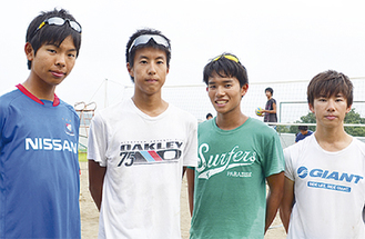 （左から）公文国際学園の粟嶋さん、吉田さん、合原さん、窪田さん
