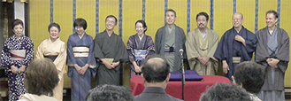 師匠の古今亭菊千代さん（左から２番目）と８人のメンバー