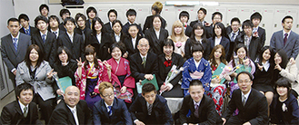 級友や教員に囲まれた田中さん夫妻（中央）