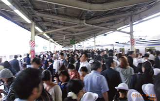午前7時半ころの東戸塚駅（2012年6月13日撮影／横浜市提供）