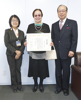 表彰を受けた吉田さん（中央）と田雑区長（左）、篠崎会長