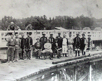 柏尾川の高嶋橋の架け替え工事も手掛けた。1927年（昭和2年）当時撮影された写真には半纏姿の職人が