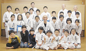 空手道誠和会の指導者と子どもたち。中央が中村秀司さん