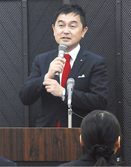 「２０１５横浜ＣＳＲ宣言」を行う大川実行委員長