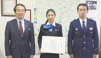 感謝状を受け取る宮本さん（中央）と渡邊副支店長（左）、写真右は田口署長