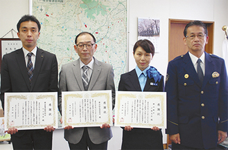 感謝状の贈呈を受けた（左から）木本さん、中嶋さん、橋本さん（右は田口署長）
