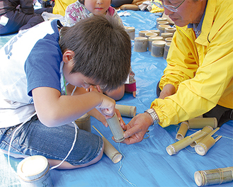 竹けん玉の作り方を教わる地域の児童