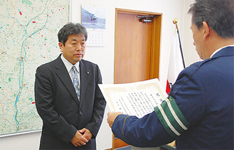 田口署長（右）から感謝状を受け取る齊藤局長