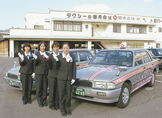 女性ドライバーと桜の花びらがデザインされた専用車両