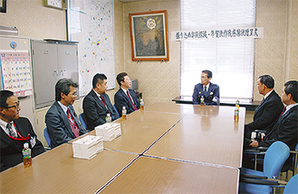感謝を述べる田口靖戸塚署長（右から３番目）