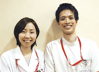 社会福祉士の熊澤絵美さん（左）と理学療法士、伊藤雅泰さん