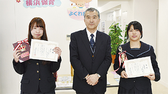 最優秀賞を受賞した鎌田麗衣さん（右）。左は優秀賞の平栁彩花さん（私立東海大学付属相模高等学校）
