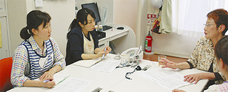 平井さん（右から２番目）の話に耳を傾ける松本さん（一番左）