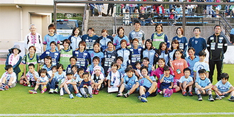最終戦、戸塚区役所が主催した観戦ツアーで参加者と触れ合う選手たち