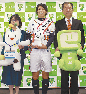 委嘱状交付式で、（左から）田雑由紀乃戸塚区長、山田選手、檜山署長