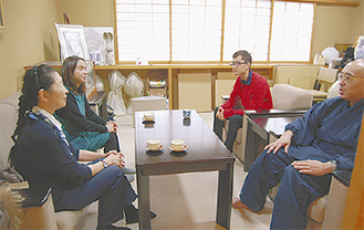 両親や鈴木取締役に報告する吉村さん（右から２番目）