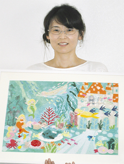 杉本さんが持つ作品は昨年、広島の展示会で発表した「人魚姫」