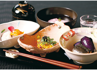 京懐石をベースにした季節料理は月替わり。美しい見た目も楽しめる