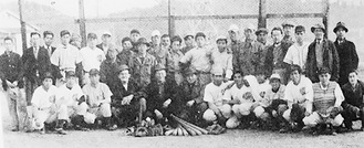 戦後の進駐軍グラウンド（現東戸塚小学校）での集合写真。同協会提供