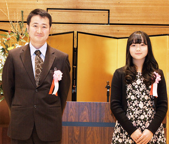 授与式で笑顔を見せる千葉さんと遠藤さん