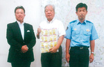 （右から）佐宗署長、相澤会長、飯島組合長