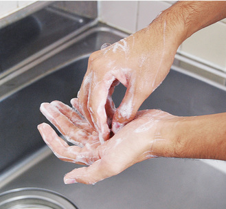 手洗いで忘れがちな指先は手のひらで円を描くようにして洗う