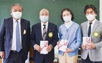マスクを寄付した小泉社長（左）と各団体の代表者