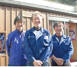 左から昨年加入の福嶋慶太さん（兄）、福嶋社長、浅野さん