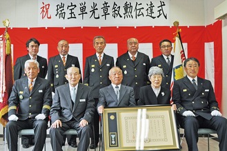田中さん（前列中央）を囲む関係者