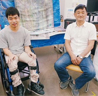 移動は車椅子を使う本間さん（左）と福家さん