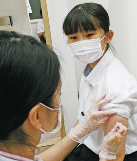 ワクチン接種を受ける神山さん