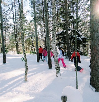 雪の中を歩く子どもたち