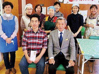 小泉会長（前列右）と寺村さん（前列左）ら＝提供写真