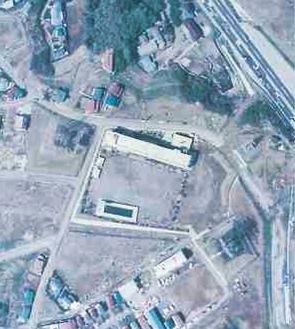 １９７４年、上空から川上小学校を撮影したもの。学校の回りにほとんど建物がない