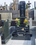 仕上がった墓石と左にある墓誌