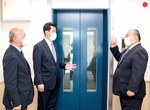 エレベーターの説明を校長（右）から受ける三浦議員（中央）と中島