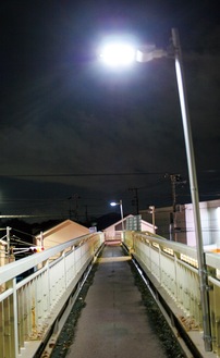 東俣野町歩道橋に設置されたLED灯