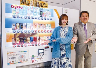 自販機設置に笑顔のｋａｈｏ＊さん（左）と黒田会長