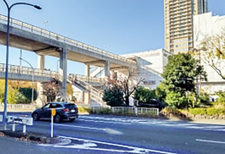 商業施設と陸橋で繋がる東戸塚駅